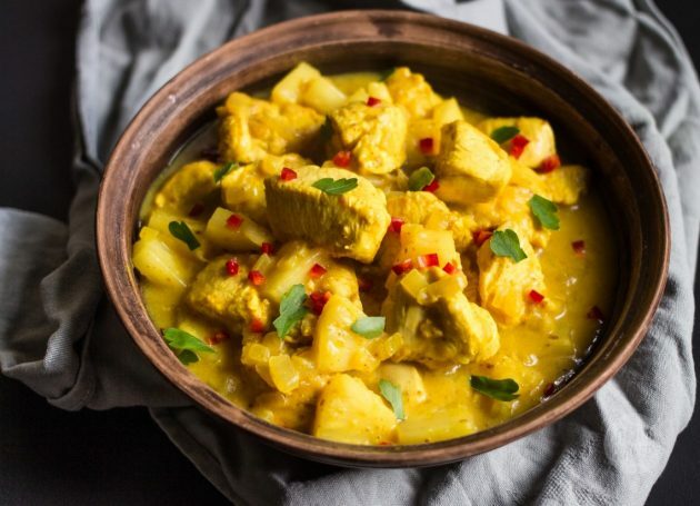 Podawaj curry z kurczaka posypane ziołami i szczypiorkiem