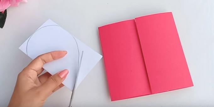 kartka urodzinowa z własnymi rękami: farba z jednej strony białego papieru serca i cięcia po obrysie