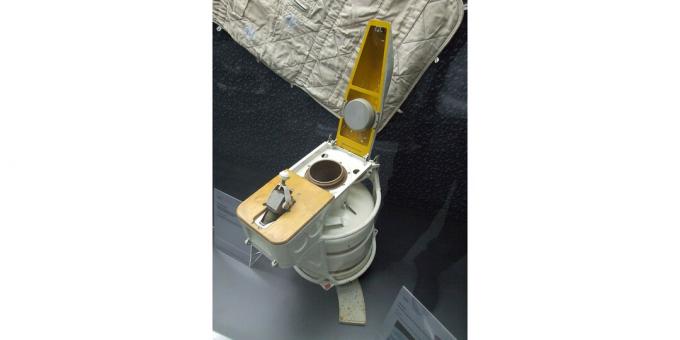 Jedna z toalet na stacji orbitalnej Mir