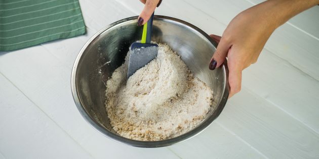 Ciasto gruszkowo-orzechowe: mieszaj suche składniki do uzyskania gładkiej konsystencji