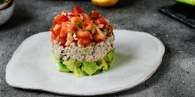 Sałatka z tuńczykiem, pomidorami i awokado