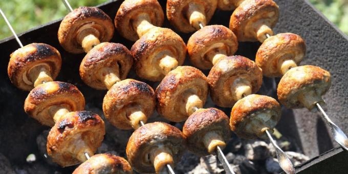Co do gotowania na zewnątrz, z wyjątkiem mięsa: kebab z grzybami w śmietanie i czosnku marynaty