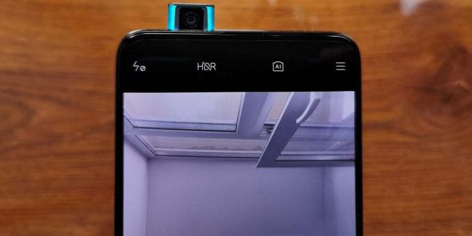Przednia kamera Xiaomi Poco F2 Pro jest schowana w korpusie i wysuwana w razie potrzeby