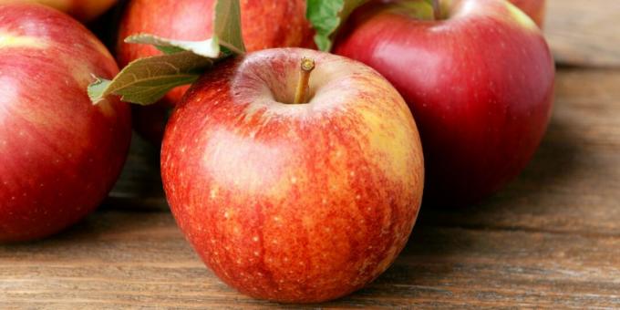 Pokarmy bogate w błonnik: jabłka