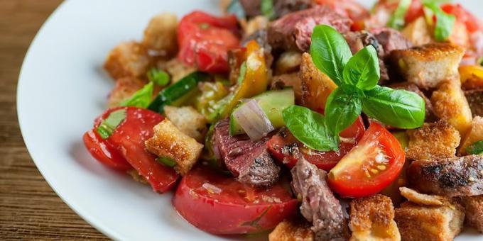 Przepis Sałatka z wołowiny, grzankami, pomidorkami i bazylią