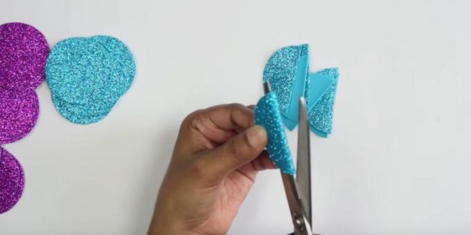 Zabawki na choinkę z rękami: cięte plastry w połowie i podzielić