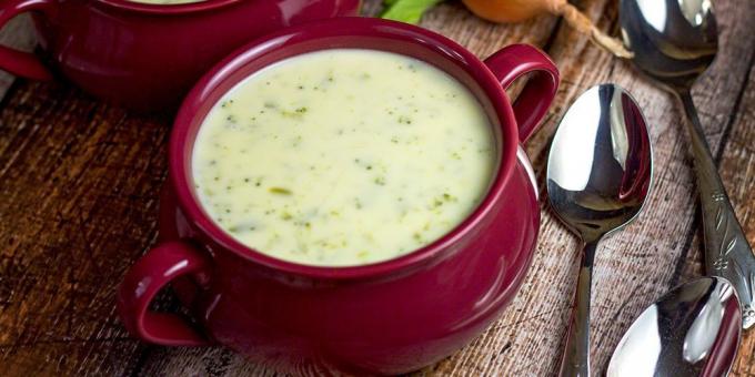 Przepisy: zupa krem ​​z brokułami i serem pleśniowym