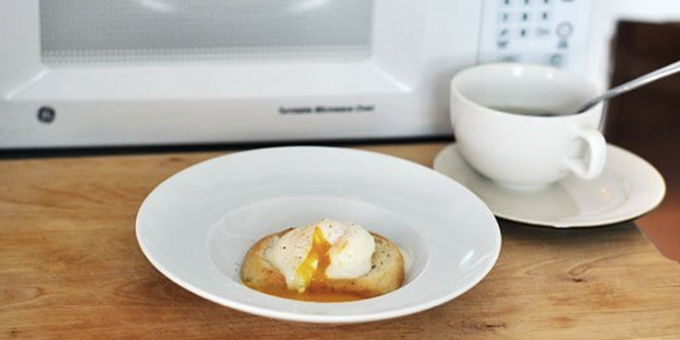 Jajko gotowane na parze w kuchence mikrofalowej