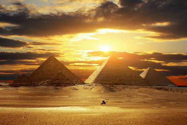 Zachód słońca w Egipcie pod piramidami