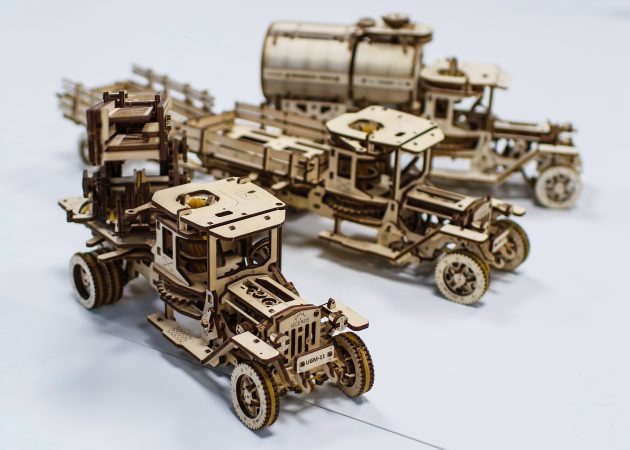 Przegląd UGEARS projektant: drewniany wózek, który idzie bez baterii