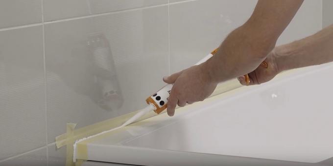 Instalacja wanny z rękami: Umów bocznym szwie konturu