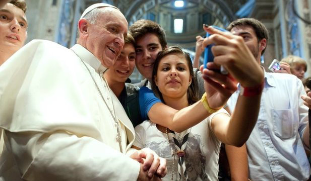 Papież czyni selfie