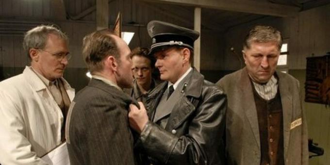 Kadr z filmu o obozie koncentracyjnym "Fałszywicy"