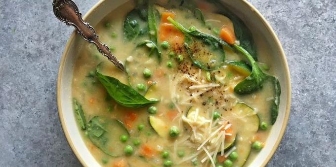 zupy warzywne: zupa z cukinii, szpinaku, fasoli i białego wina
