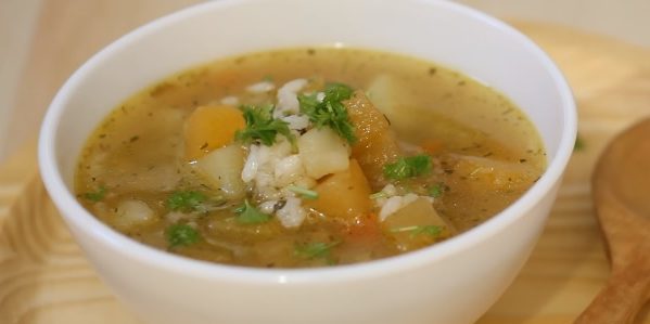 Dania z rzepy: zupa jarzynowa z rzepy i ryżu