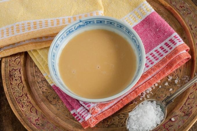 W Tybecie mocna zielona herbata jest dodawany do masła i soli jaków