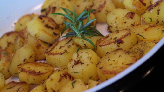 Jak smażyć ziemniaki z cebulą, kminkiem i rozmarynem