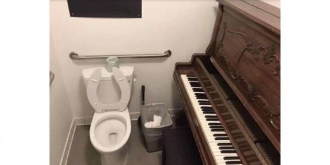 piano w toalecie