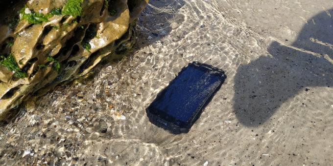 Chroniony smartphone Poptel P9000 Max: Pod wodą