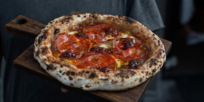 Neapolitańska pizza z gorgonzolą