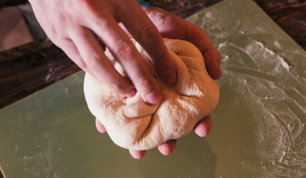 Chinkali z ziemniakami i szpinakiem: zbierz ciasto