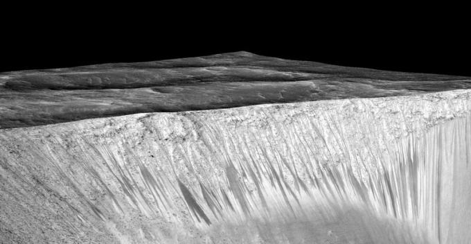 Wody na Mars występuje w postaci płynnej