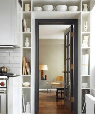 Projektowanie małych mieszkań: półki wokół drzwi