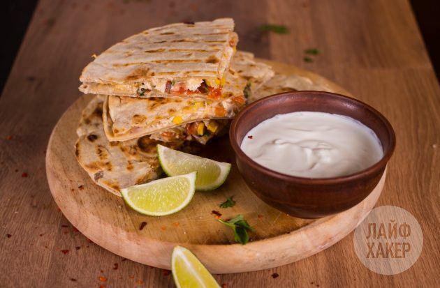 Quesadillas z salsą z kurczaka, kukurydzy i pomidorów podawane z kwaśną śmietaną lub sosem guacamole
