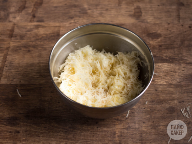 Jak zrobić quiche ziemniaczane: posiekać ziemniaki