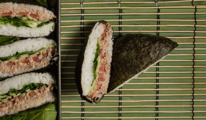 Klasyczna kanapka sushi onigirazu z tuńczykiem i szpinakiem