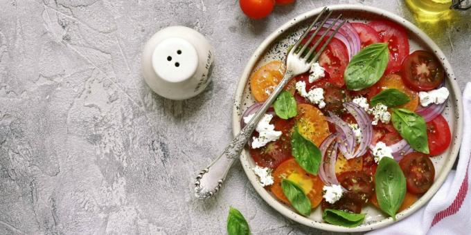 Sałatka Z Pikantnymi Pomidorami I Serem