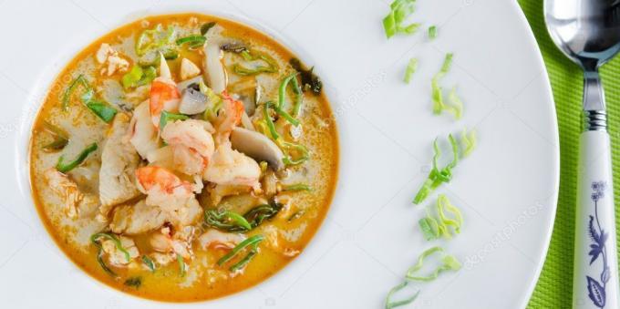Tajska zupa grzyby „Tom Yam” i zielonej cebuli