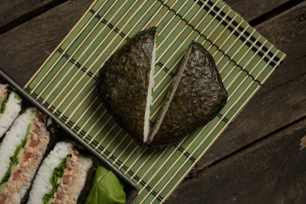 Klasyczna kanapka sushi onigirazu: zdejmij folię i podziel onigirazu na pół