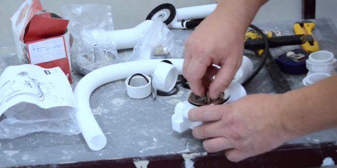 Instalacja wanny z rękami: Zamontować złączkę spustową