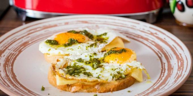 Jajka z pesto - świetne śniadanie w 5 minut