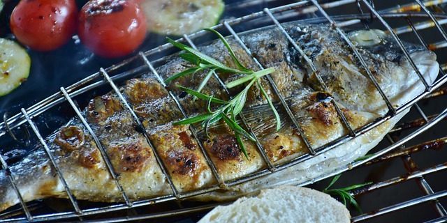 Przepisy na grilla: Cała ryba faszerowana z cytryny, czosnkiem i pietruszką