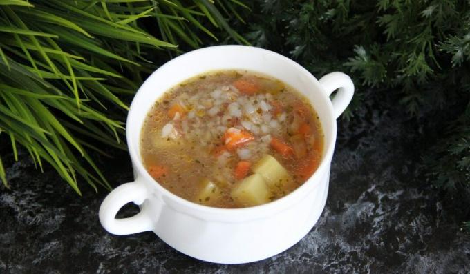 Duszona zupa mięsna z ziemniakami i kaszą gryczaną
