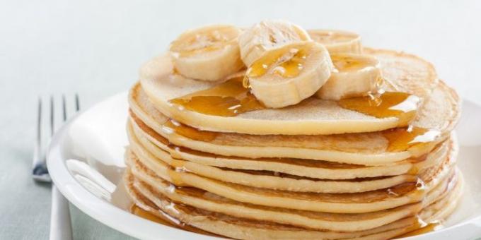 Co ugotować na śniadanie: Amerykańska naleśnik z miodem i bananami