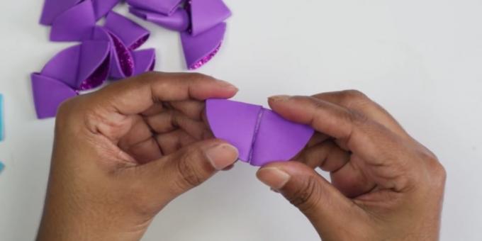 Zabawki na choinkę z rękami: skleić dwie części