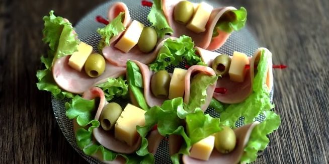 Przepisy kanapki z szynką, serem i oliwkami