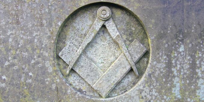 Kim są masoni: kompas i kwadrat - znak masoński w holu w Lancaster