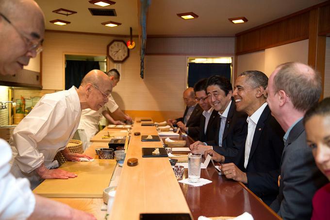 Jiro Ono i Barack Obama. Przez Biały Dom z Washington, DC - P042314PS-0082, Public Domain, https://commons.wikimedia.org/w/index.php? curid = 34426375