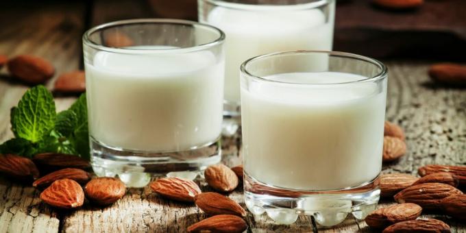 Zdrowe napoje przed snem: mleko migdałowe