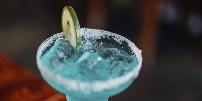 Klasyczne koktajle alkoholowe: Blue Lagoon