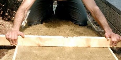 Jak zrobić ogrodową ścieżką: rozprowadzić piasek