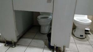 15 okropnych projektów toalet w barach i szkołach
