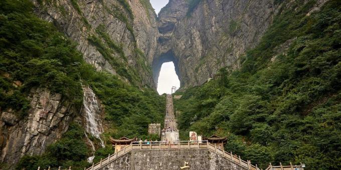 terytorium azjatyckich nie jest daremny przyciągają turystów „Cloud Gate” na górze Tianmen w Zhangjiajie National Park, Chiny