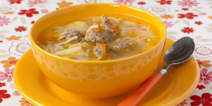 Zupa z klopsikami i makaronem