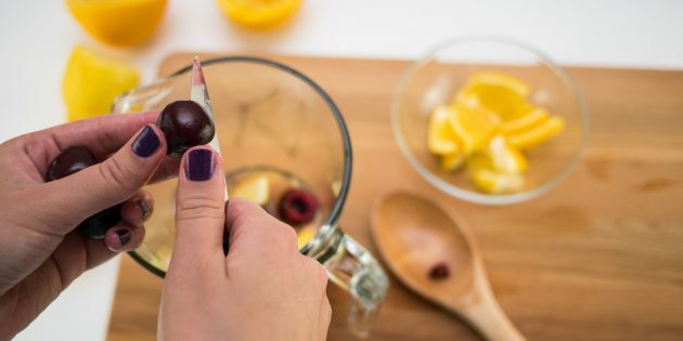 Jak zrobić lemoniadę wiśniową: dodaj jagody