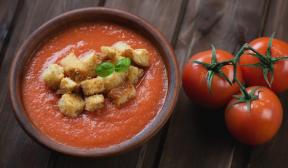 Gazpacho z pomidorów, ogórków i papryki